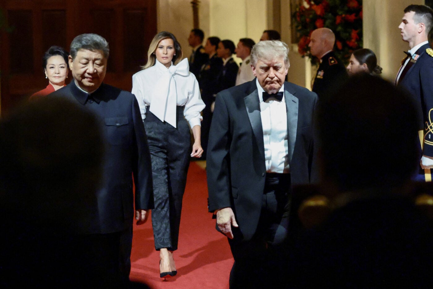 Melania Trump: Η κομψή ασπρόμαυρη εμφάνισή της στη δεξίωση του Λευκού Οίκου