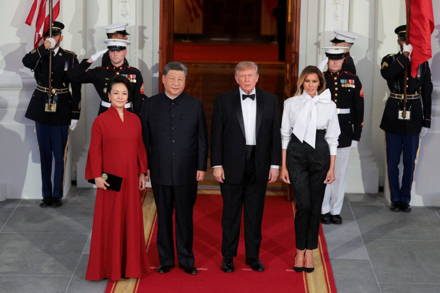 Melania Trump: Η κομψή ασπρόμαυρη εμφάνισή της στη δεξίωση του Λευκού Οίκου