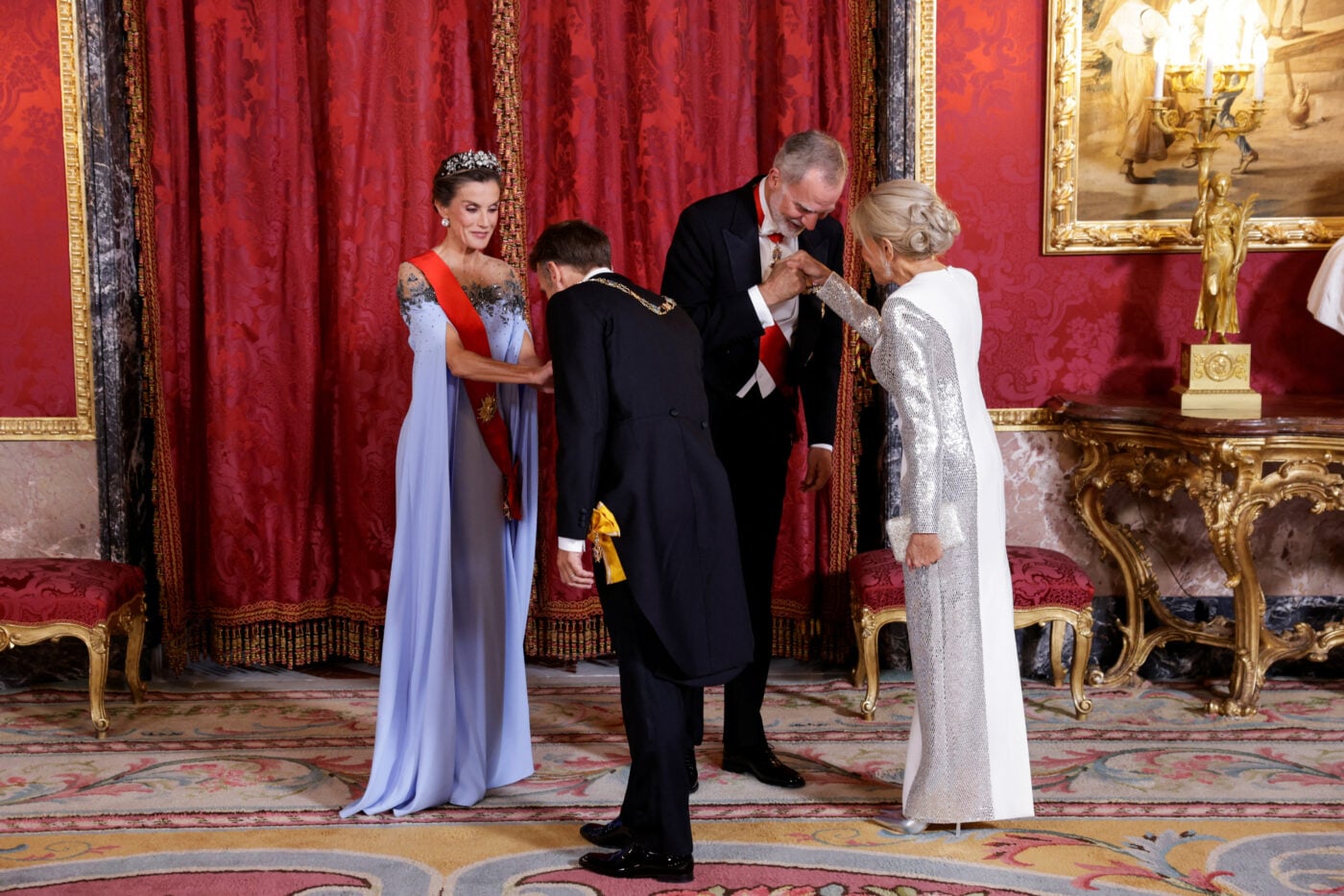 Queen Letizia – Brigitte Macron: Κομψές εμφανίσεις στο επίσημο δείπνο της Μαδρίτης