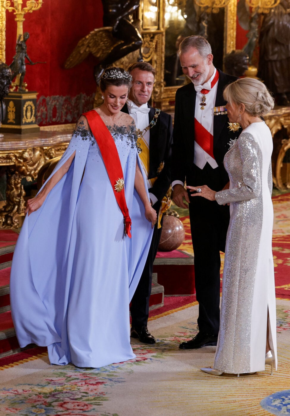 Queen Letizia – Brigitte Macron: Κομψές εμφανίσεις στο επίσημο δείπνο της Μαδρίτης