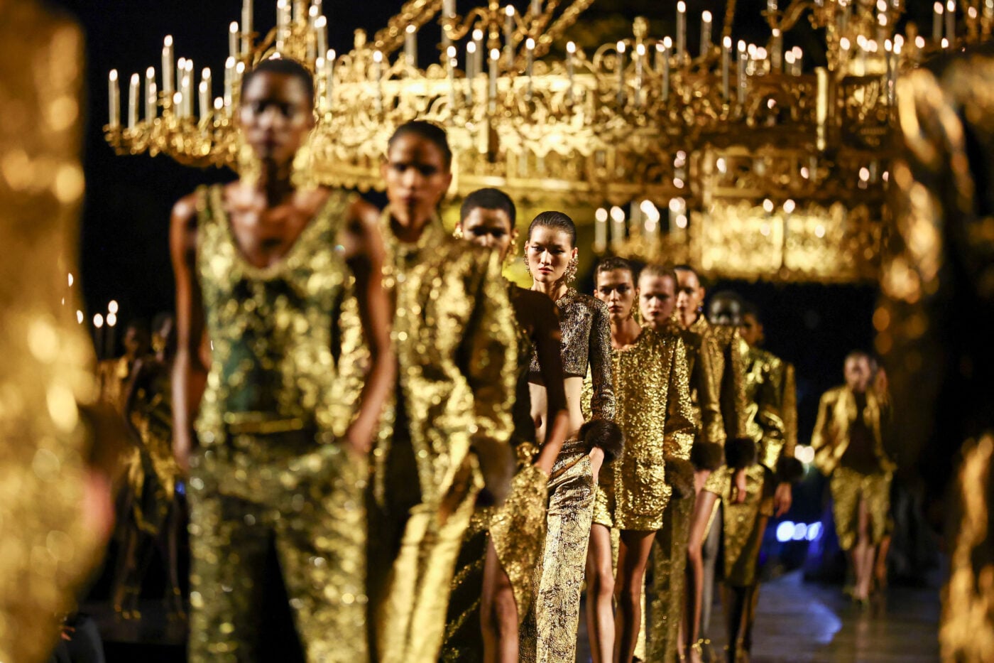 Saint Laurent: Χρυσό αντίο στο Παρίσι από τον Anthony Vaccarello μετά από δέκα χρόνια στον οίκο