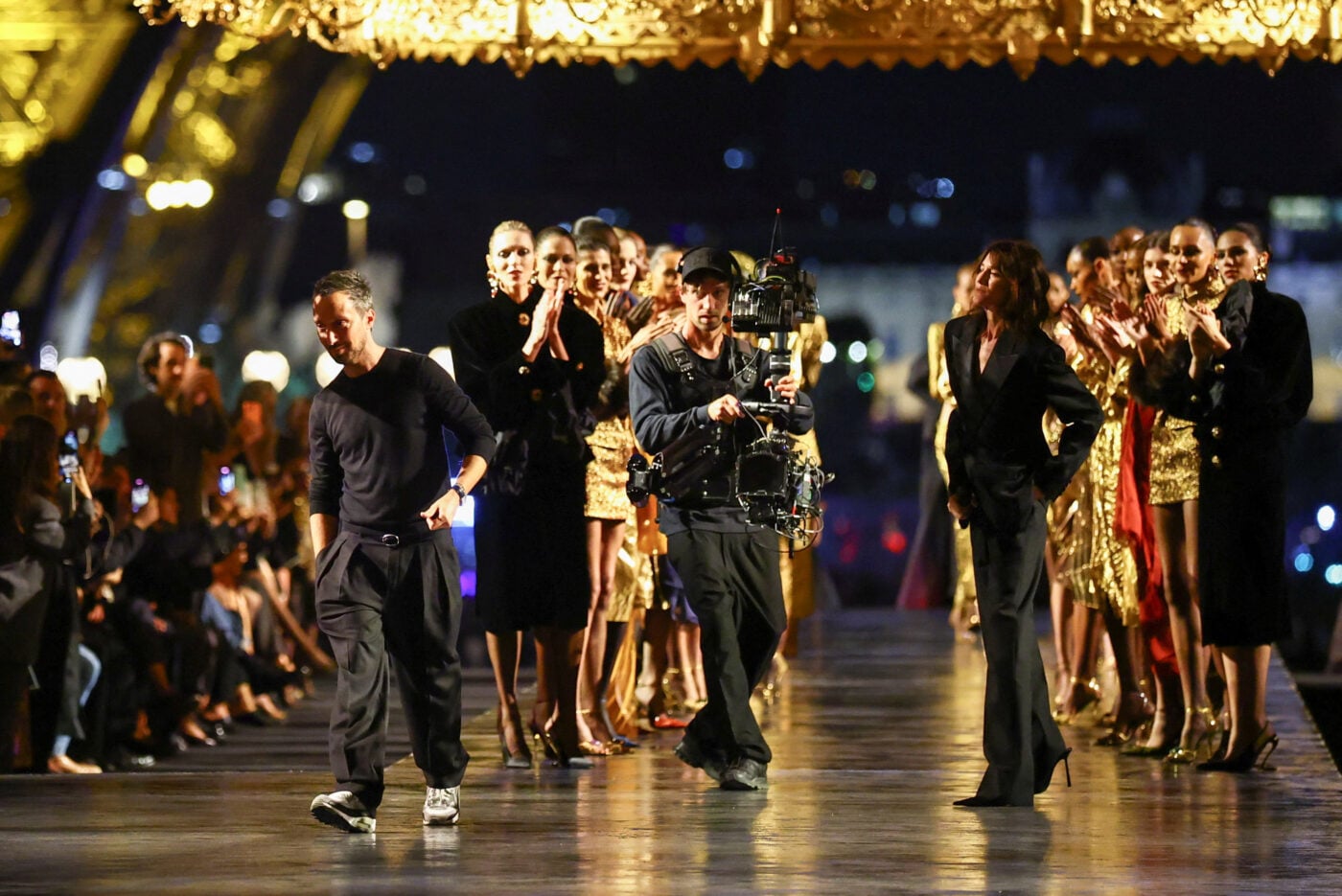 Saint Laurent: Χρυσό αντίο στο Παρίσι από τον Anthony Vaccarello μετά από δέκα χρόνια στον οίκο
