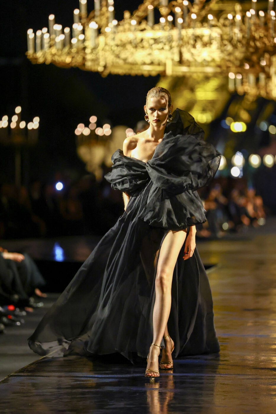 Saint Laurent: Χρυσό αντίο στο Παρίσι από τον Anthony Vaccarello μετά από δέκα χρόνια στον οίκο
