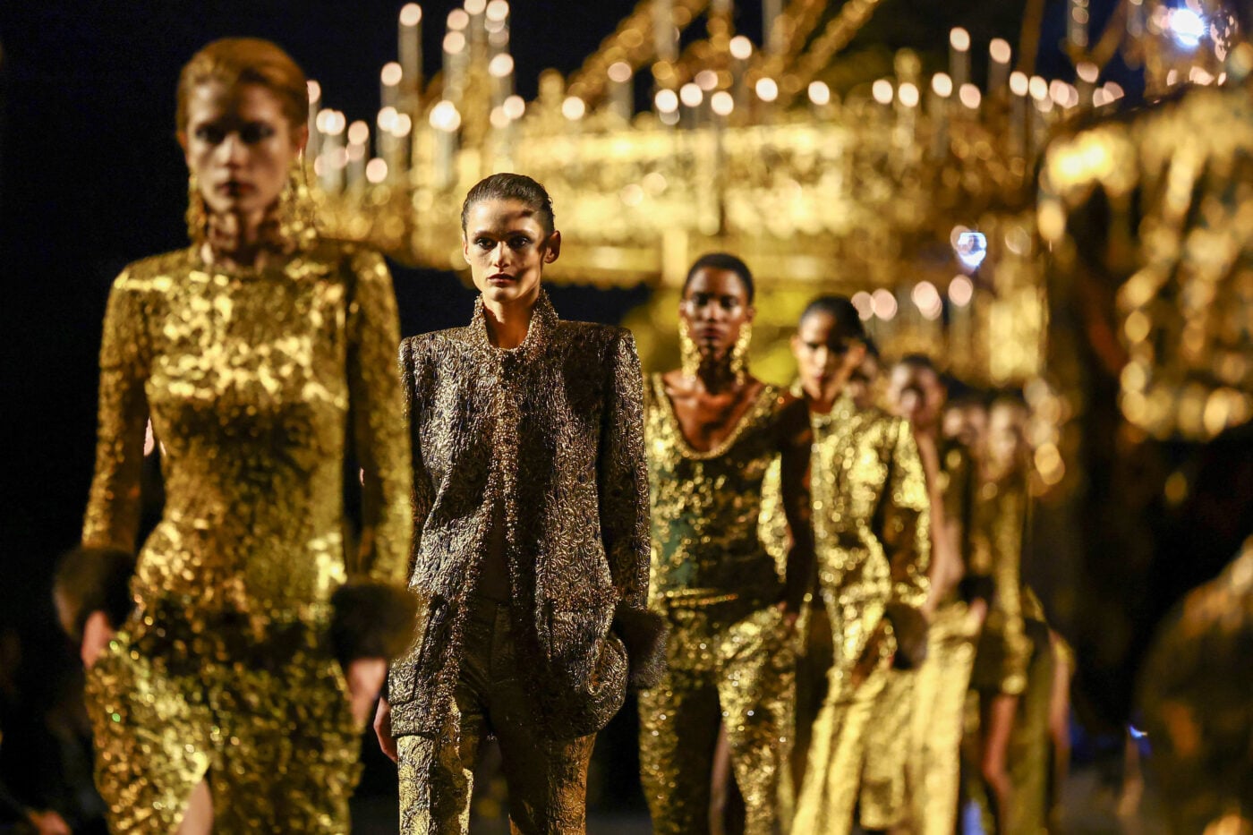 Saint Laurent: Χρυσό αντίο στο Παρίσι από τον Anthony Vaccarello μετά από δέκα χρόνια στον οίκο