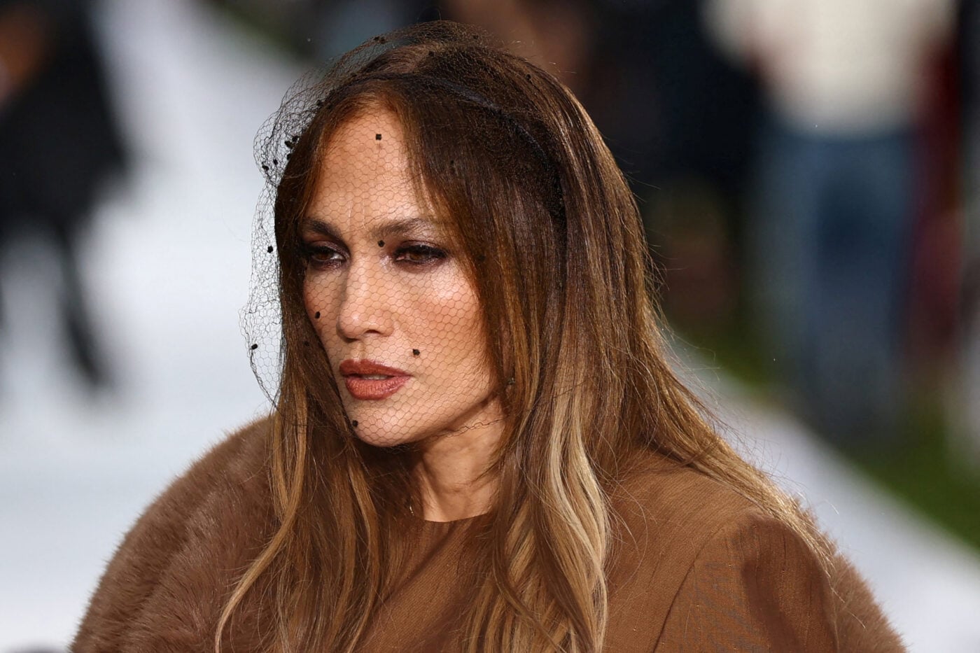 Jennifer Lopez: Το romantic goth μακιγιάζ της στο show της Stella McCartney θα είναι παντού φέτος