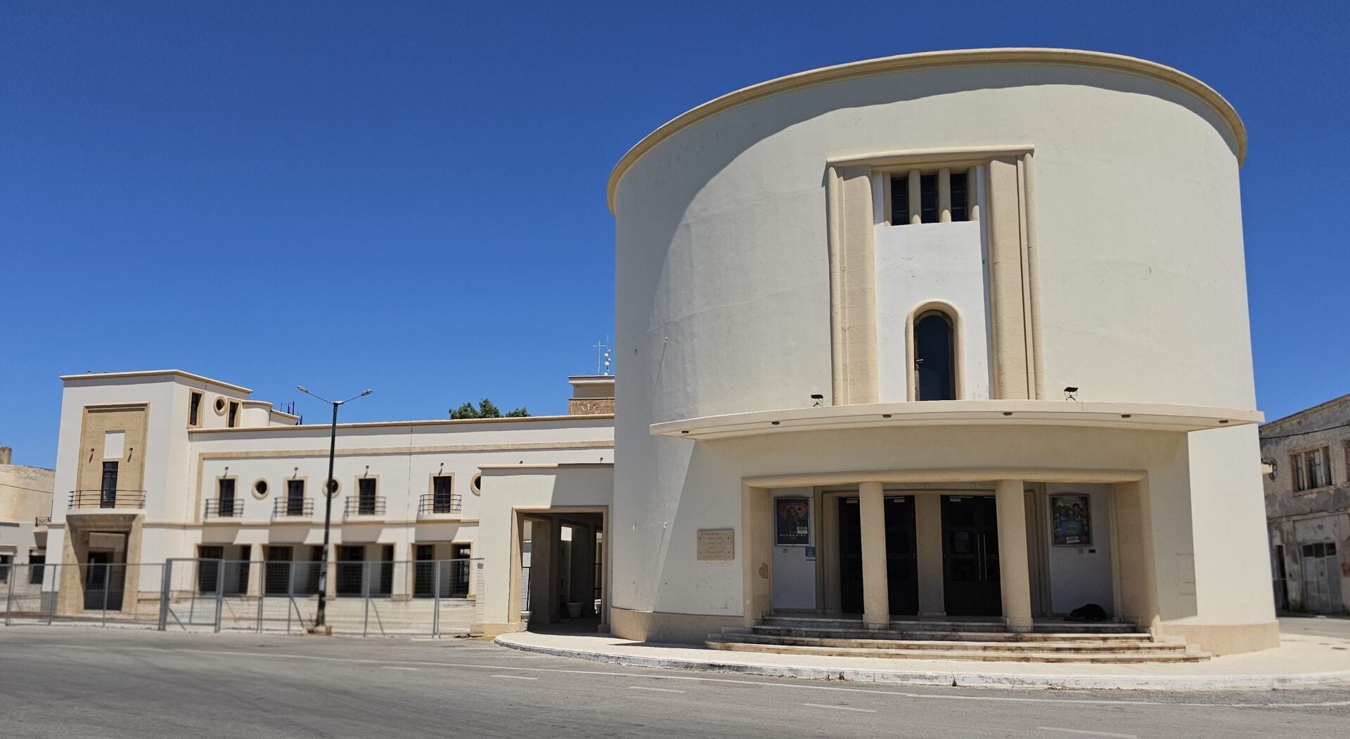Η μεταφυσική αρχιτεκτονική στο Λακκί της Λέρου: Περπατώντας σε έναν πίνακα του Ντε Κίρικο