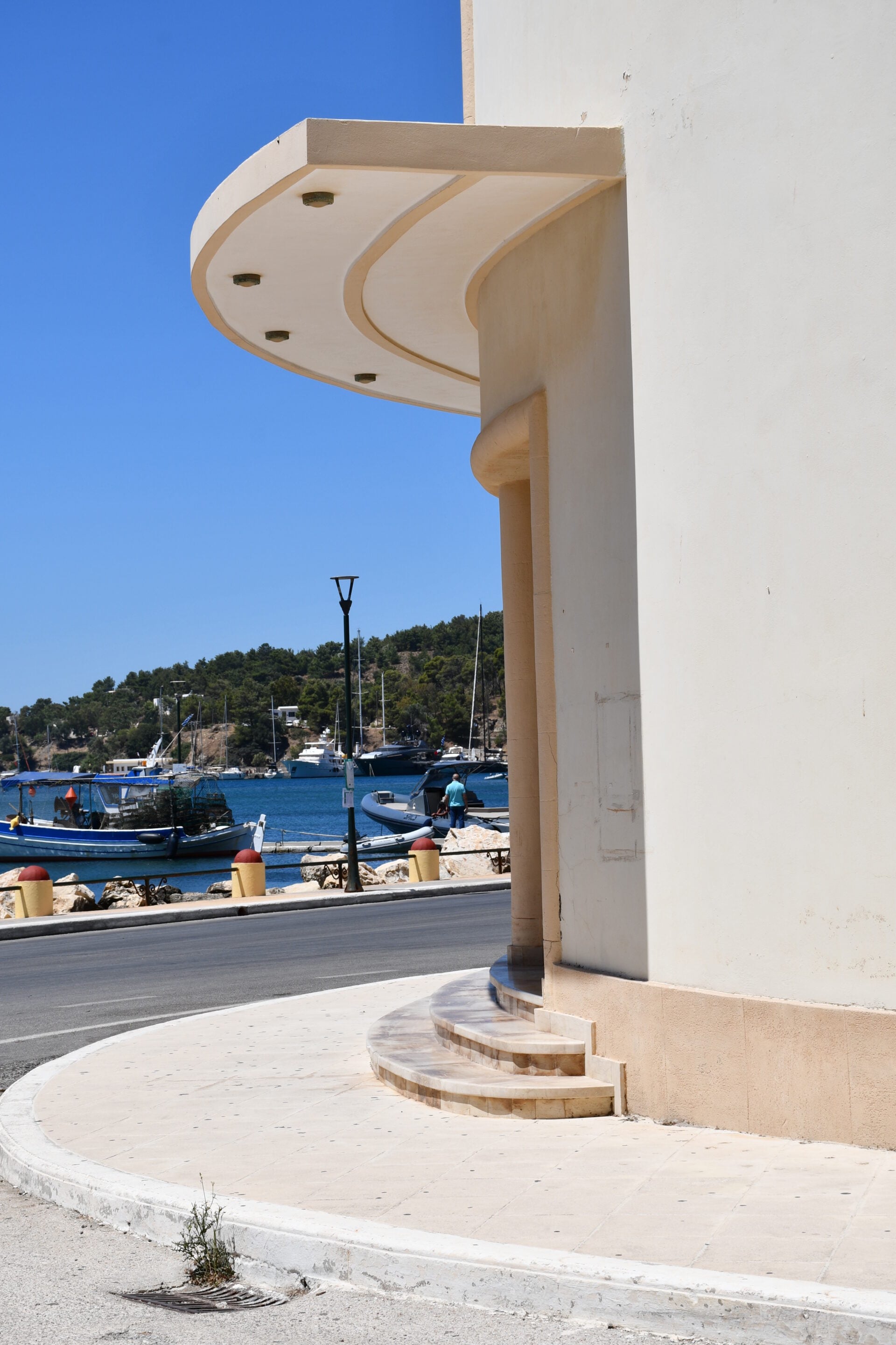 Η μεταφυσική αρχιτεκτονική στο Λακκί της Λέρου: Περπατώντας σε έναν πίνακα του Ντε Κίρικο