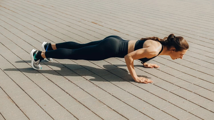 Push-ups ανά ηλικία: Πόσα πρέπει να κάνεις και πότε μπορείς να χρησιμοποιείς τα γόνατα