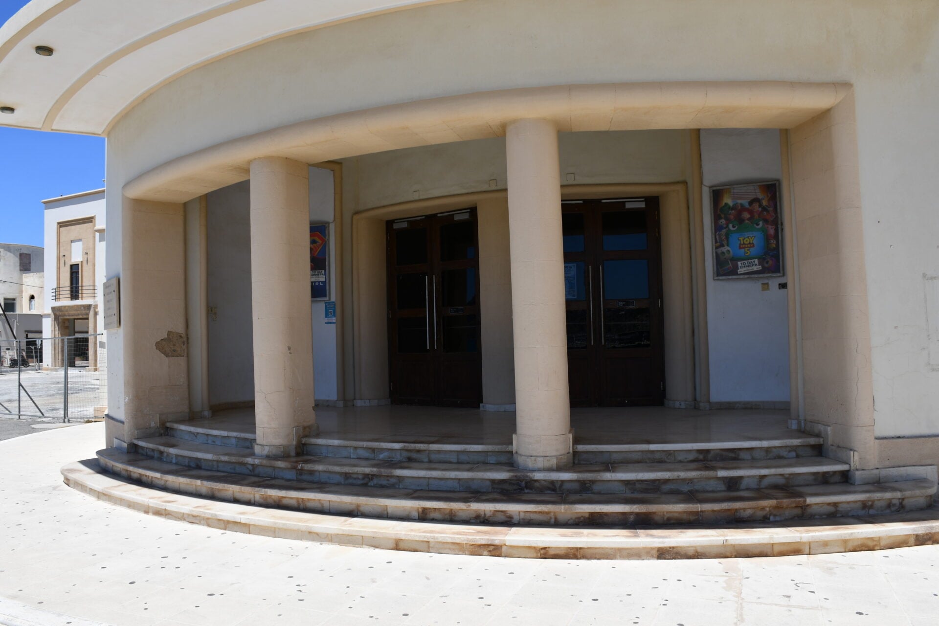 Η μεταφυσική αρχιτεκτονική στο Λακκί της Λέρου: Περπατώντας σε έναν πίνακα του Ντε Κίρικο