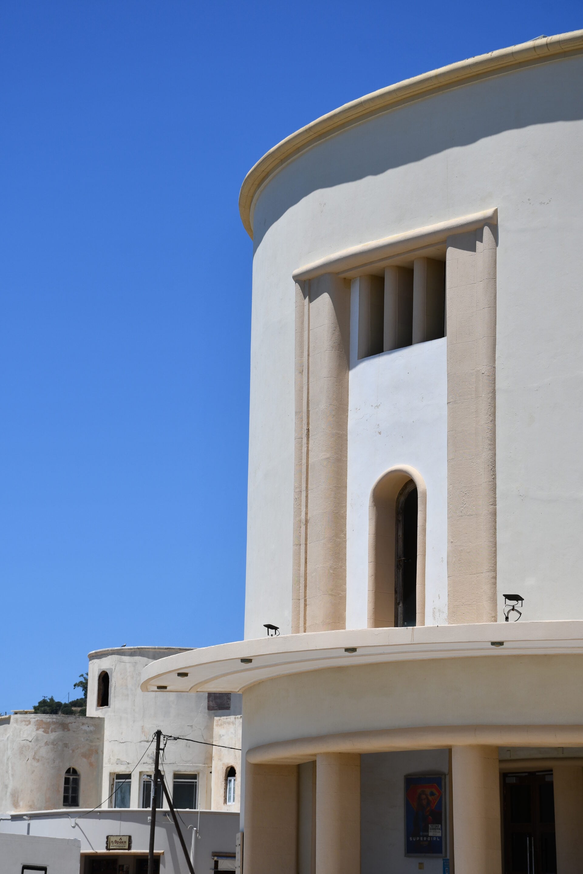 Η μεταφυσική αρχιτεκτονική στο Λακκί της Λέρου: Περπατώντας σε έναν πίνακα του Ντε Κίρικο