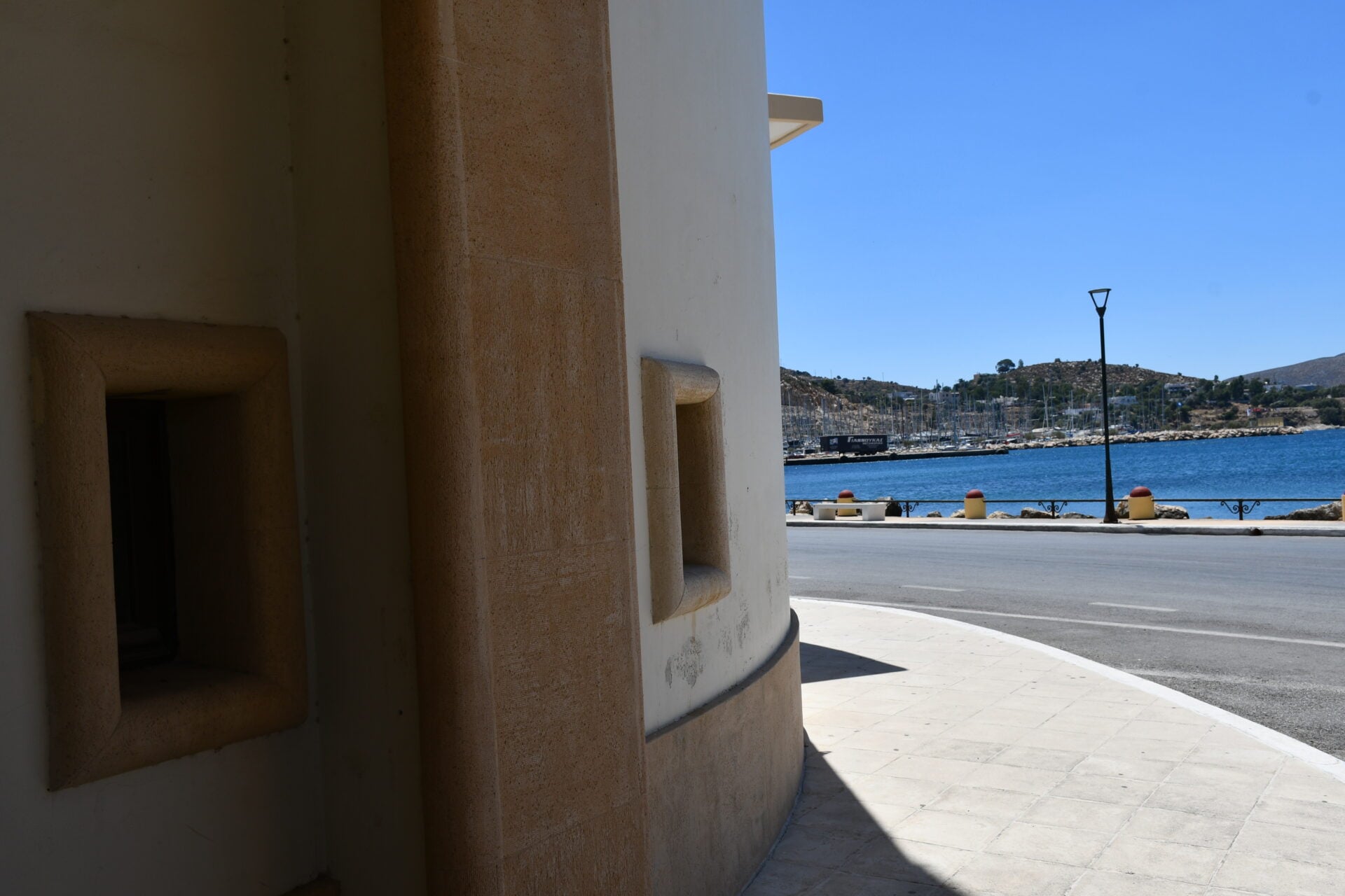 Η μεταφυσική αρχιτεκτονική στο Λακκί της Λέρου: Περπατώντας σε έναν πίνακα του Ντε Κίρικο