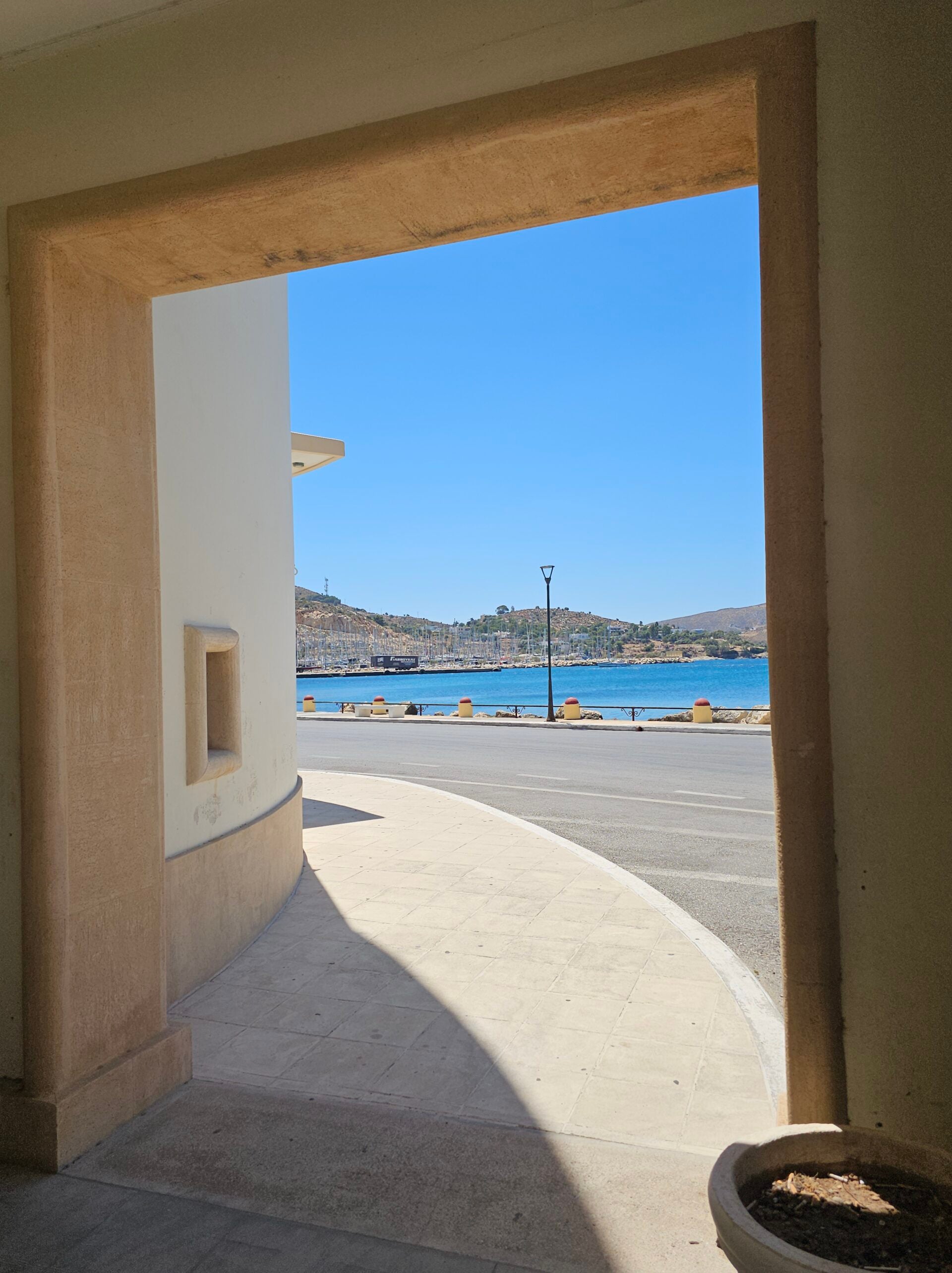 Η μεταφυσική αρχιτεκτονική στο Λακκί της Λέρου: Περπατώντας σε έναν πίνακα του Ντε Κίρικο