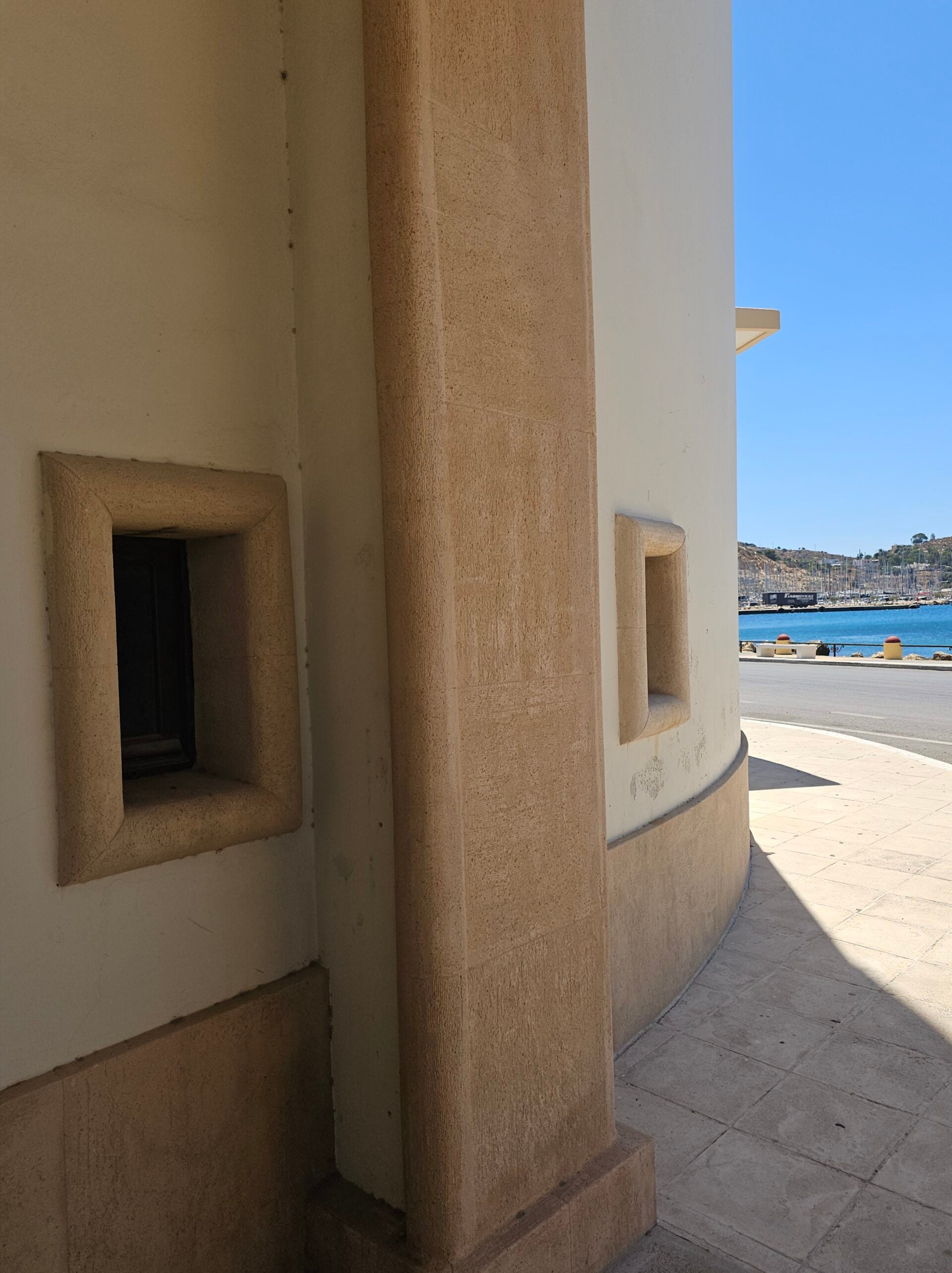 Η μεταφυσική αρχιτεκτονική στο Λακκί της Λέρου: Περπατώντας σε έναν πίνακα του Ντε Κίρικο