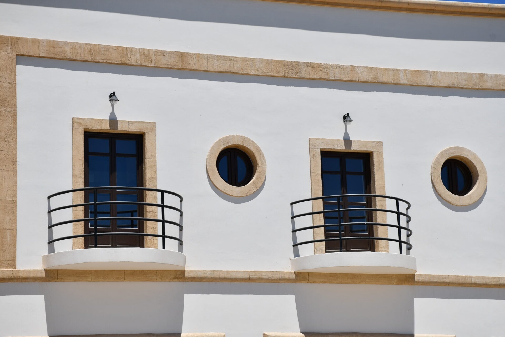 Η μεταφυσική αρχιτεκτονική στο Λακκί της Λέρου: Περπατώντας σε έναν πίνακα του Ντε Κίρικο