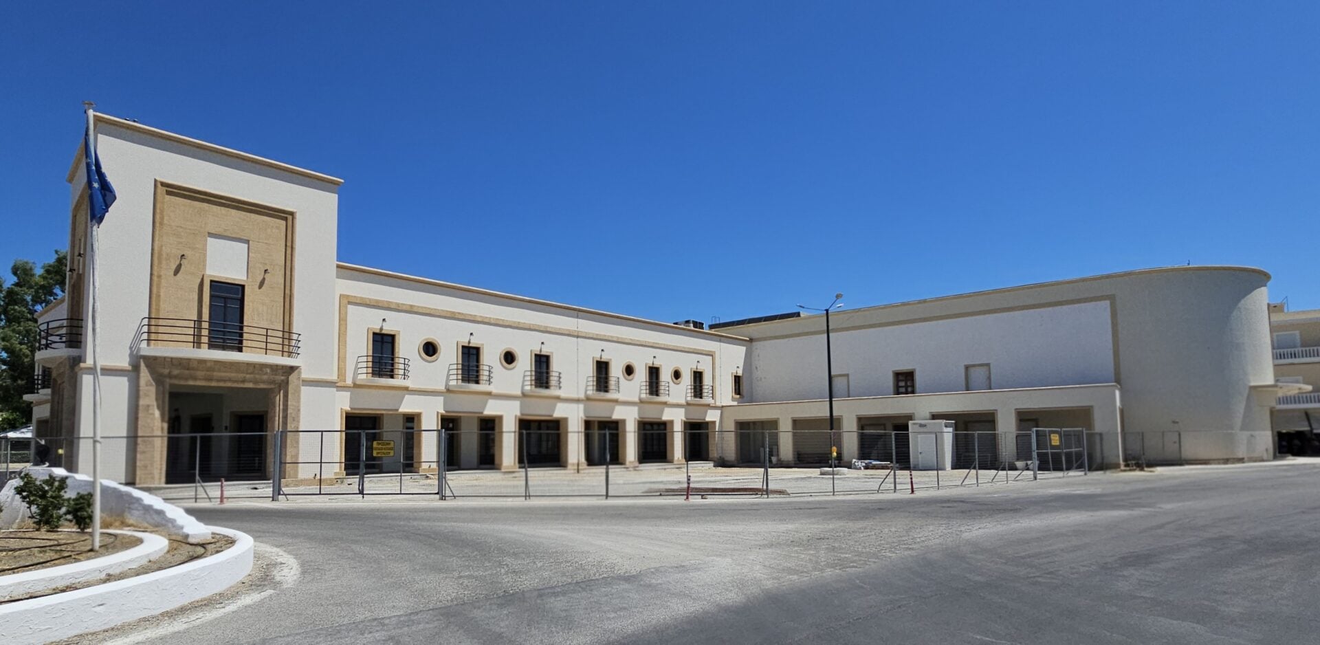 Η μεταφυσική αρχιτεκτονική στο Λακκί της Λέρου: Περπατώντας σε έναν πίνακα του Ντε Κίρικο