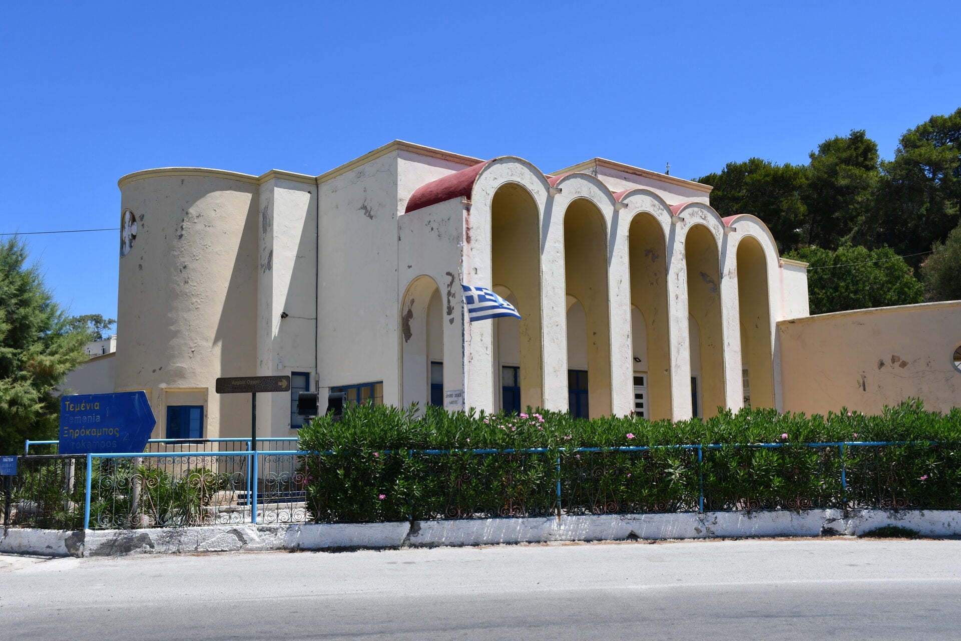 Η μεταφυσική αρχιτεκτονική στο Λακκί της Λέρου: Περπατώντας σε έναν πίνακα του Ντε Κίρικο
