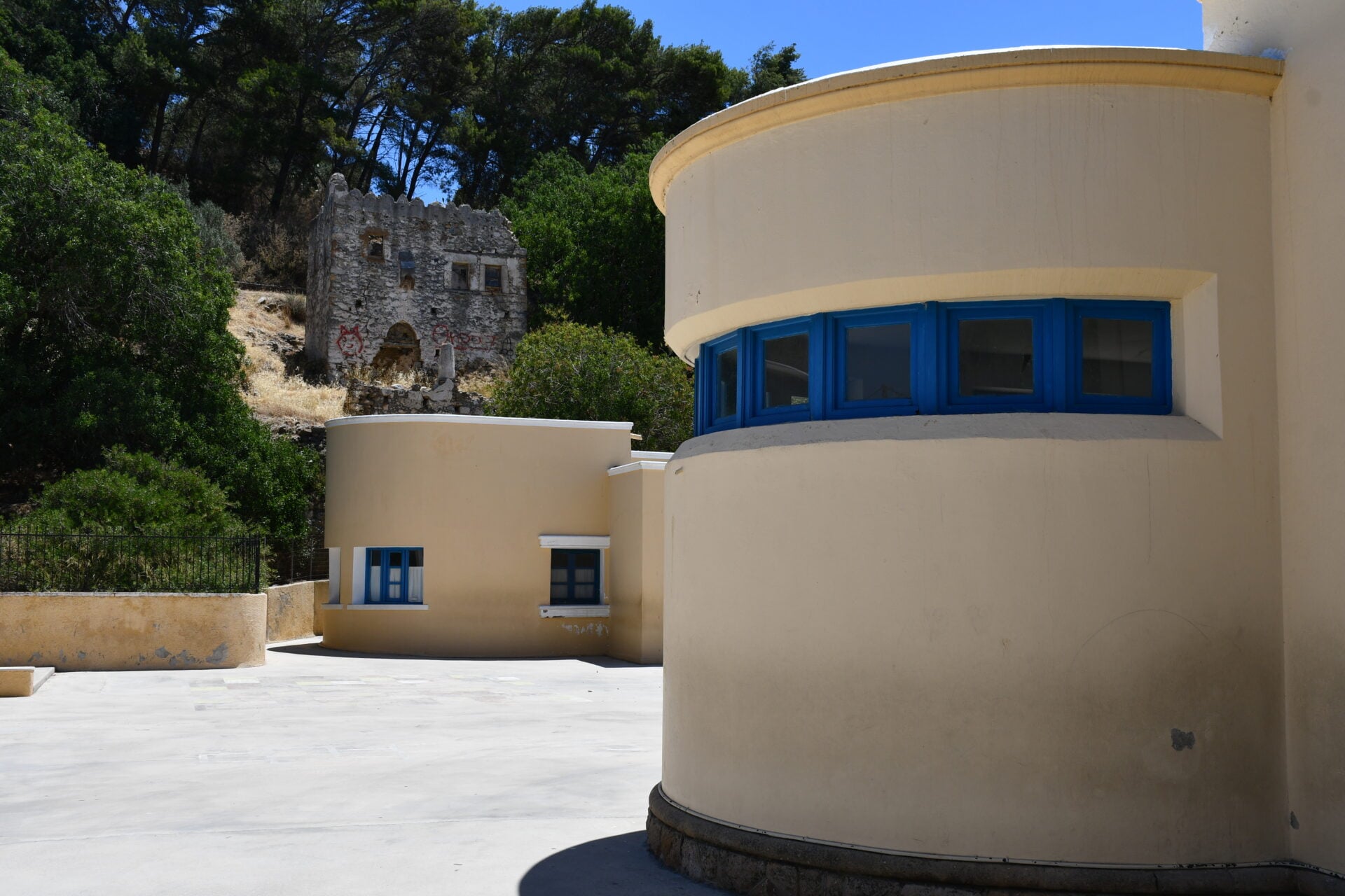 Η μεταφυσική αρχιτεκτονική στο Λακκί της Λέρου: Περπατώντας σε έναν πίνακα του Ντε Κίρικο