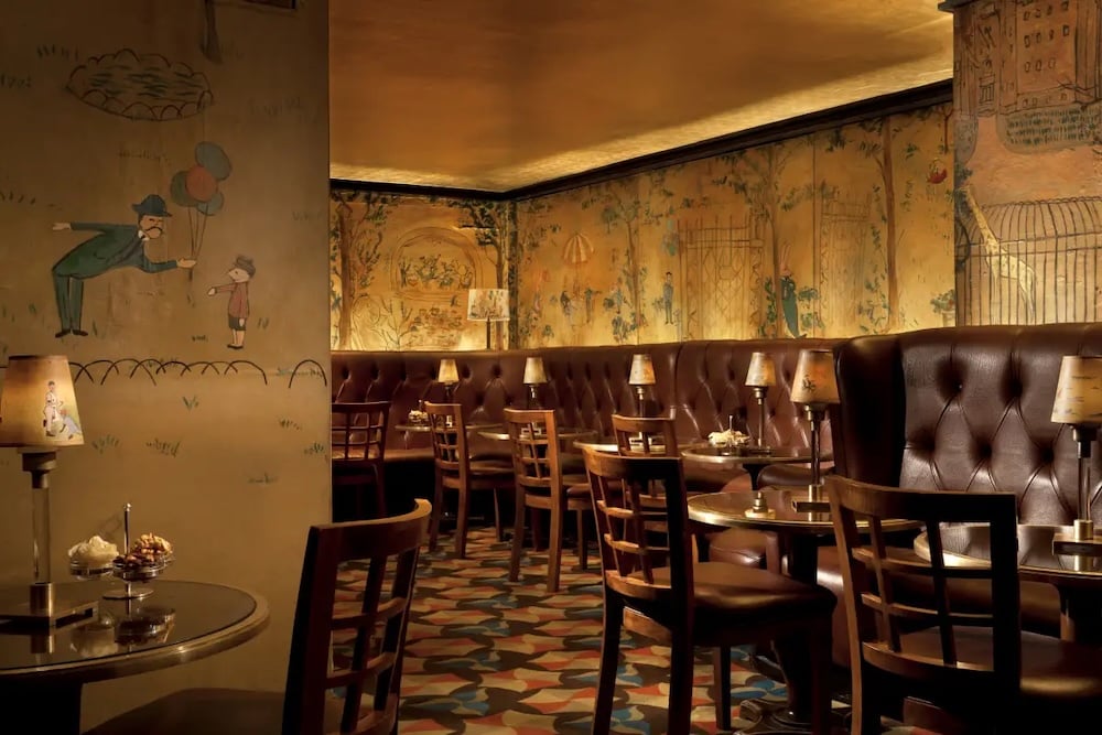 The Carlyle: Η Katherine Embiricos και το κτίριο όπου το old New York style δεν έφυγε ποτέ