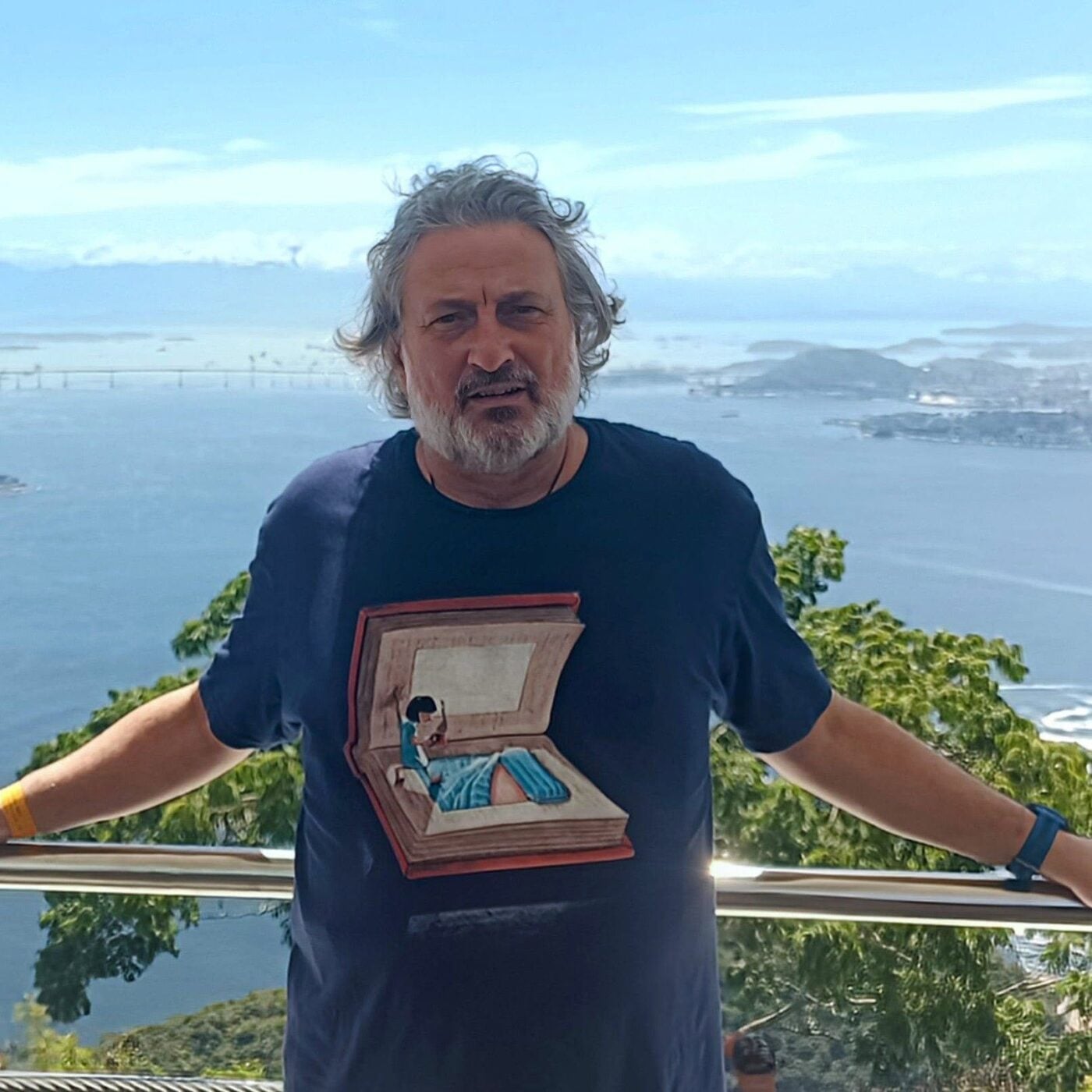 Γιώργος Μαζωνάκης: Ποιος είναι ο υπνοθεραπευτής Νάσος Κομιανός που έλαβε τη φωτογραφία από τη γιατρό την ώρα της πλασμαφαίρεσης