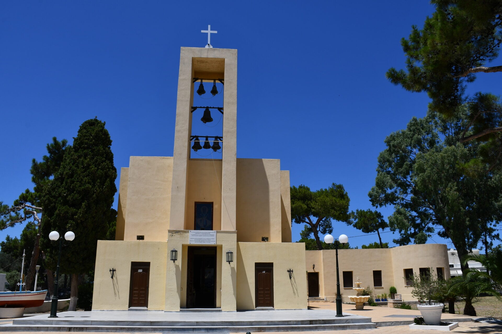 Η μεταφυσική αρχιτεκτονική στο Λακκί της Λέρου: Περπατώντας σε έναν πίνακα του Ντε Κίρικο