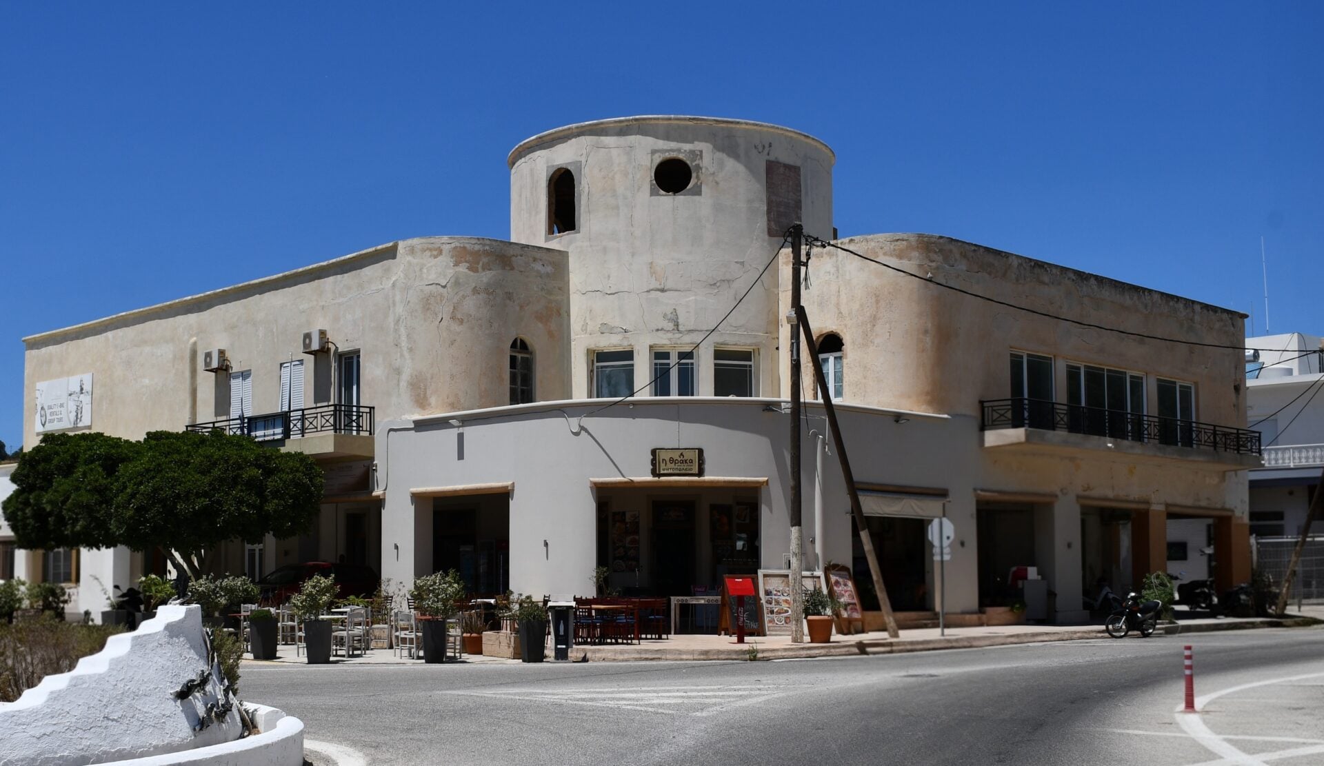 Η μεταφυσική αρχιτεκτονική στο Λακκί της Λέρου: Περπατώντας σε έναν πίνακα του Ντε Κίρικο