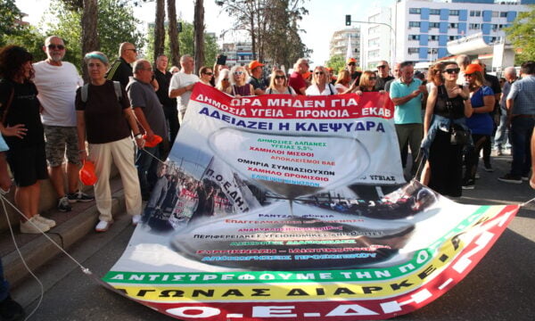 Τα ΜΑΤ έβαλαν φραγμό στην πορεία των υγειονομικών στη Θεσσαλονίκη: «Είμαστε τρομοκράτες;»