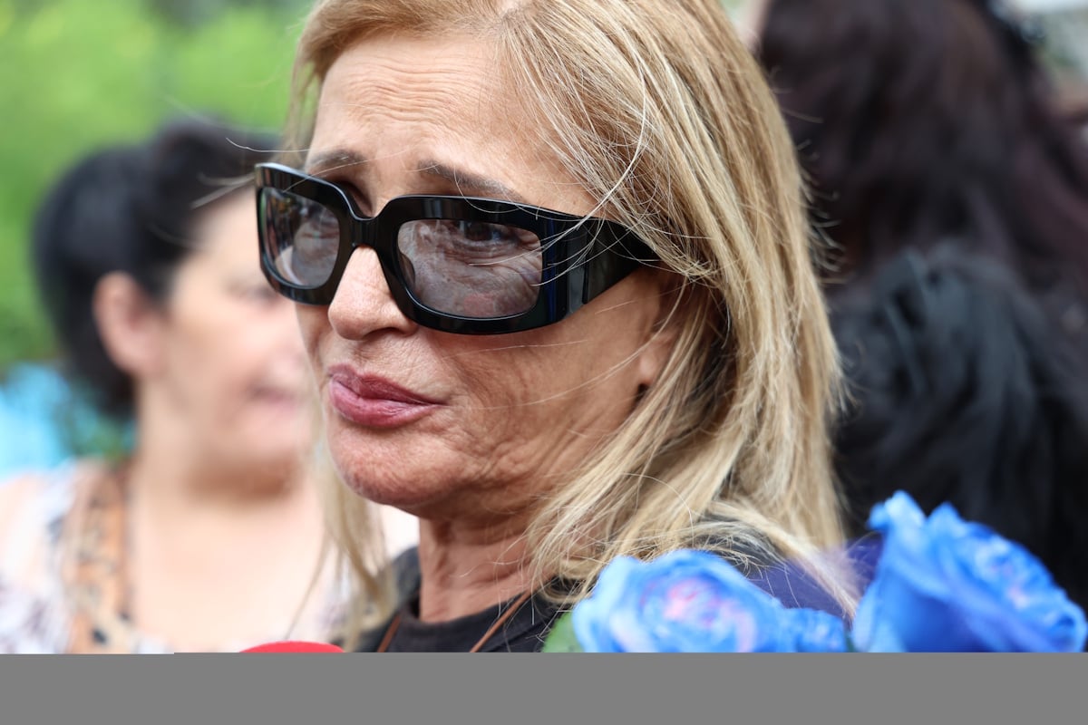 Γιώργος Μαζωνάκης: Ο κόσμος στη λαϊκή αγρυπνία, με τριαντάφυλλα, τραγούδια και χειροκροτήματα
