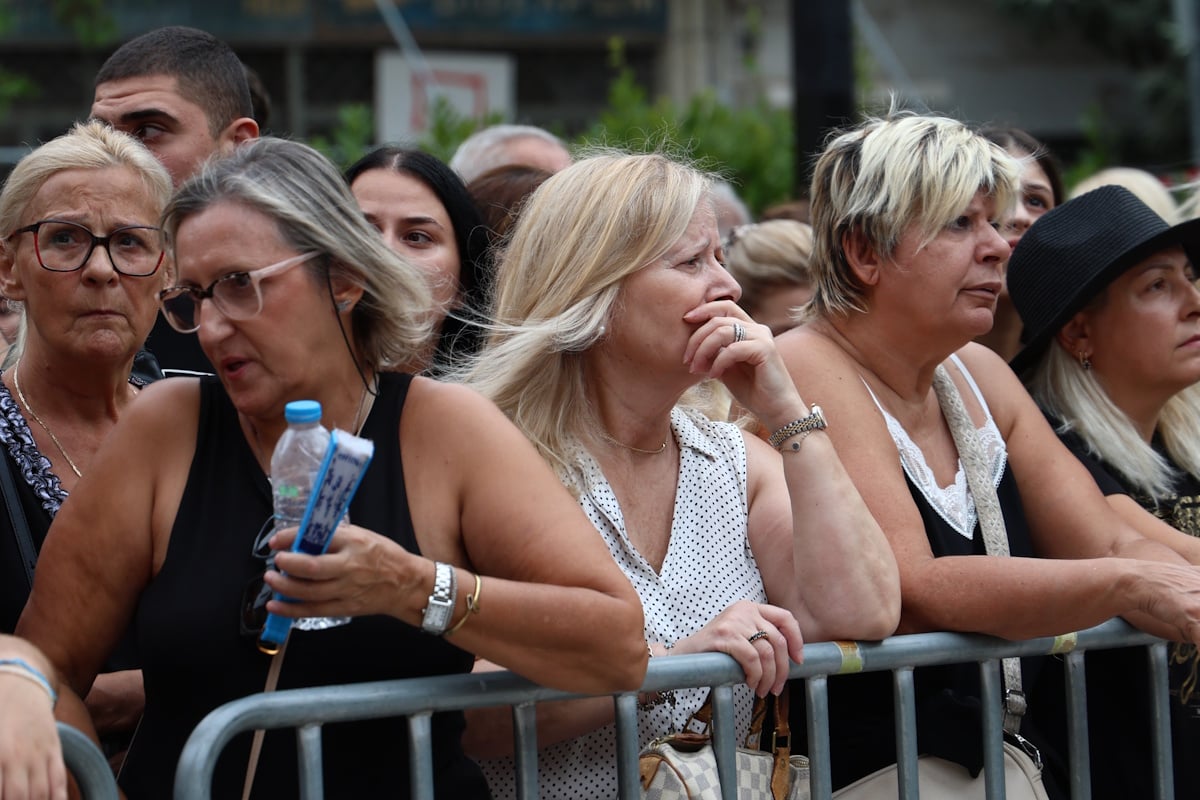 Γιώργος Μαζωνάκης: Ο κόσμος στη λαϊκή αγρυπνία, με τριαντάφυλλα, τραγούδια και χειροκροτήματα