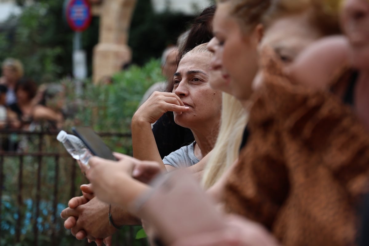 Γιώργος Μαζωνάκης: Ο κόσμος στη λαϊκή αγρυπνία, με τριαντάφυλλα, τραγούδια και χειροκροτήματα