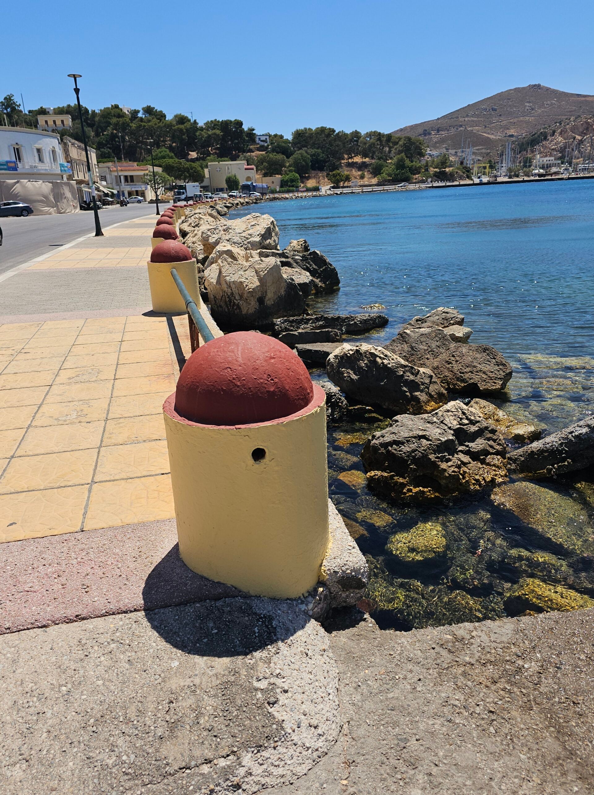 Η μεταφυσική αρχιτεκτονική στο Λακκί της Λέρου: Περπατώντας σε έναν πίνακα του Ντε Κίρικο