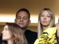 Ντέμης Νικολαΐδης: Βραδινή έξοδος, φανερά αδυνατισμένος έναν χρόνο μετά την απώλεια της συντρόφου του