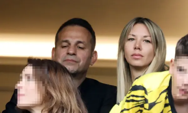 Ντέμης Νικολαΐδης: Βραδινή έξοδος, φανερά αδυνατισμένος έναν χρόνο μετά την απώλεια της συντρόφου του