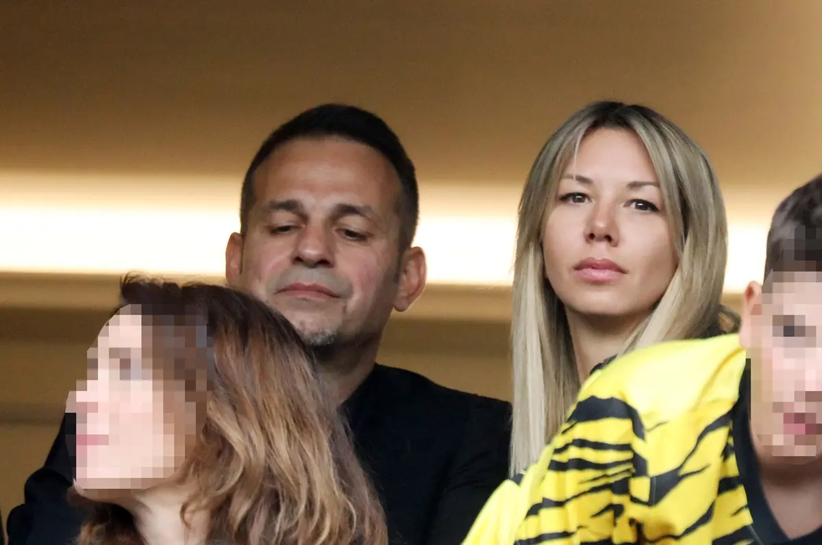 Ντέμης Νικολαΐδης: Βραδινή έξοδος, φανερά αδυνατισμένος έναν χρόνο μετά την απώλεια της συντρόφου του