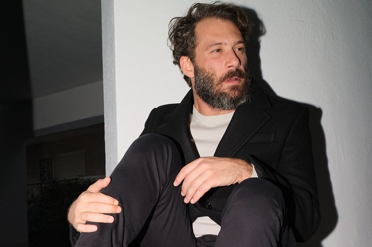 Αντίνοος Αλμπάνης: Χωρίς μπλούζα στις Σπέτσες – Η χιουμοριστική ευχή για τον νέο μήνα