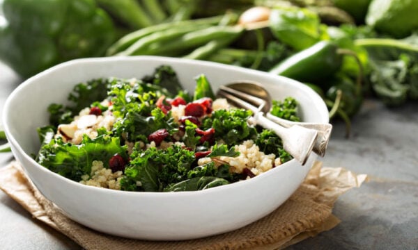 Σαλάτα superfood με kale, κινόα και κράνμπερι