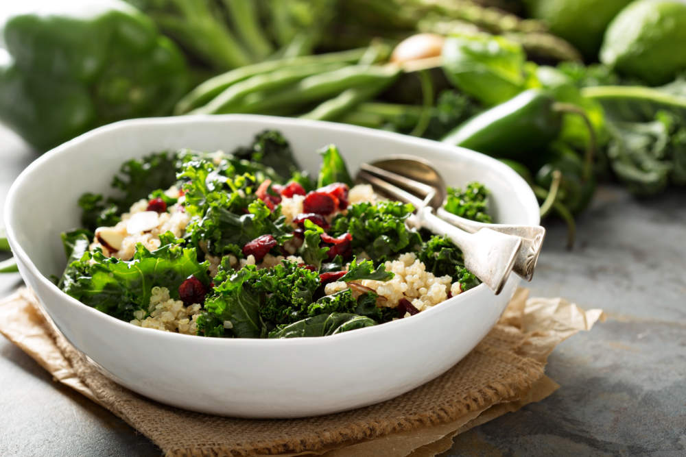 Σαλάτα superfood με kale, κινόα και κράνμπερι