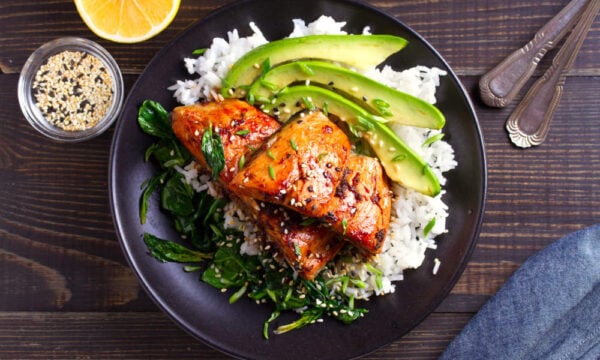 Σολομός teriyaki με ρύζι, σπανάκι και αβοκάντο