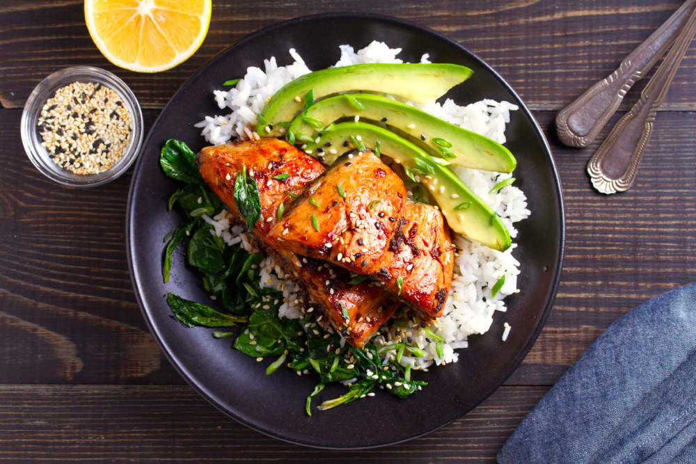 Σολομός teriyaki με ρύζι, σπανάκι και αβοκάντο