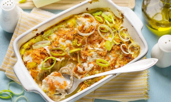 Μπακαλιάρος φούρνου με καρότο και πράσα σε gratin