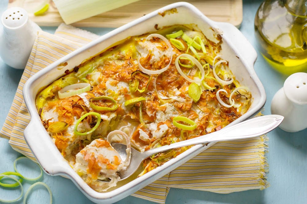 Μπακαλιάρος φούρνου με καρότο και πράσα σε gratin