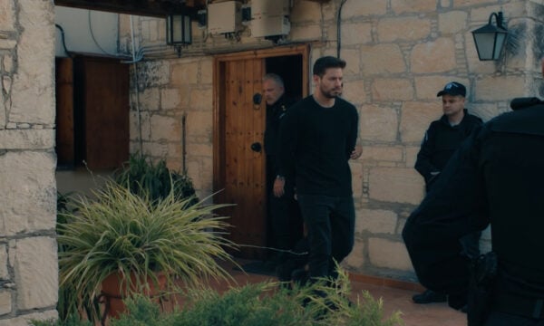 «Μπλε Ώρες»: Ο Διονύσης επιτίθεται στην Ελένη