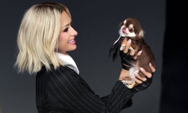 Paris Hilton: Ξανά ambassador του Karl Lagerfeld μετά τις διακοπές στην Ελλάδα