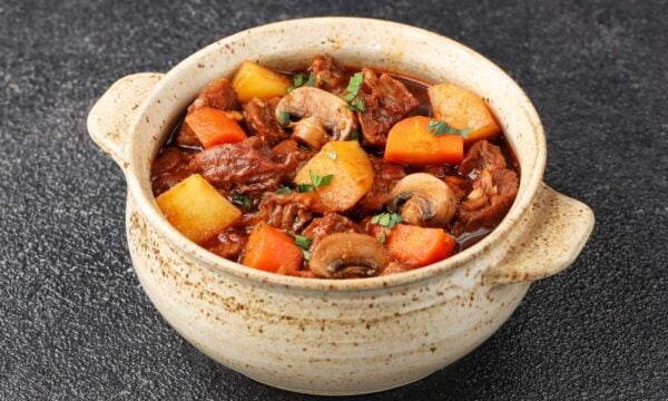 Beef Bourguignon με καρότο, πατάτα και κολοκάσι
