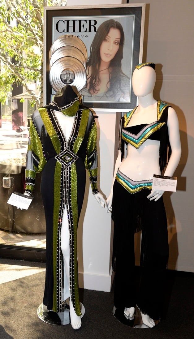 Κοστούμια της Cher, σχεδιασμένα από τον Bob Mackie, εκτίθενται στο πλαίσιο της συλλογής «Icons and Idols: Rock N' Roll» στον οίκο δημοπρασιών Julien's Auctions στο Μπέβερλι Χιλς, 3 Nοεμβρίου 2014