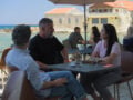 Η Μαρκέλλα δέχεται να βγει για καφέ με τον Σήφη από τα «Δυο μαύρα πουκάμισα»