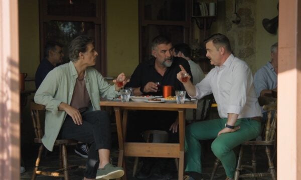 Δύο μαύρα πουκάμισα: Πρεμιέρα απόψε στο MEGA με διπλό επεισόδιο από την Κρήτη του ’80 στο σήμερα