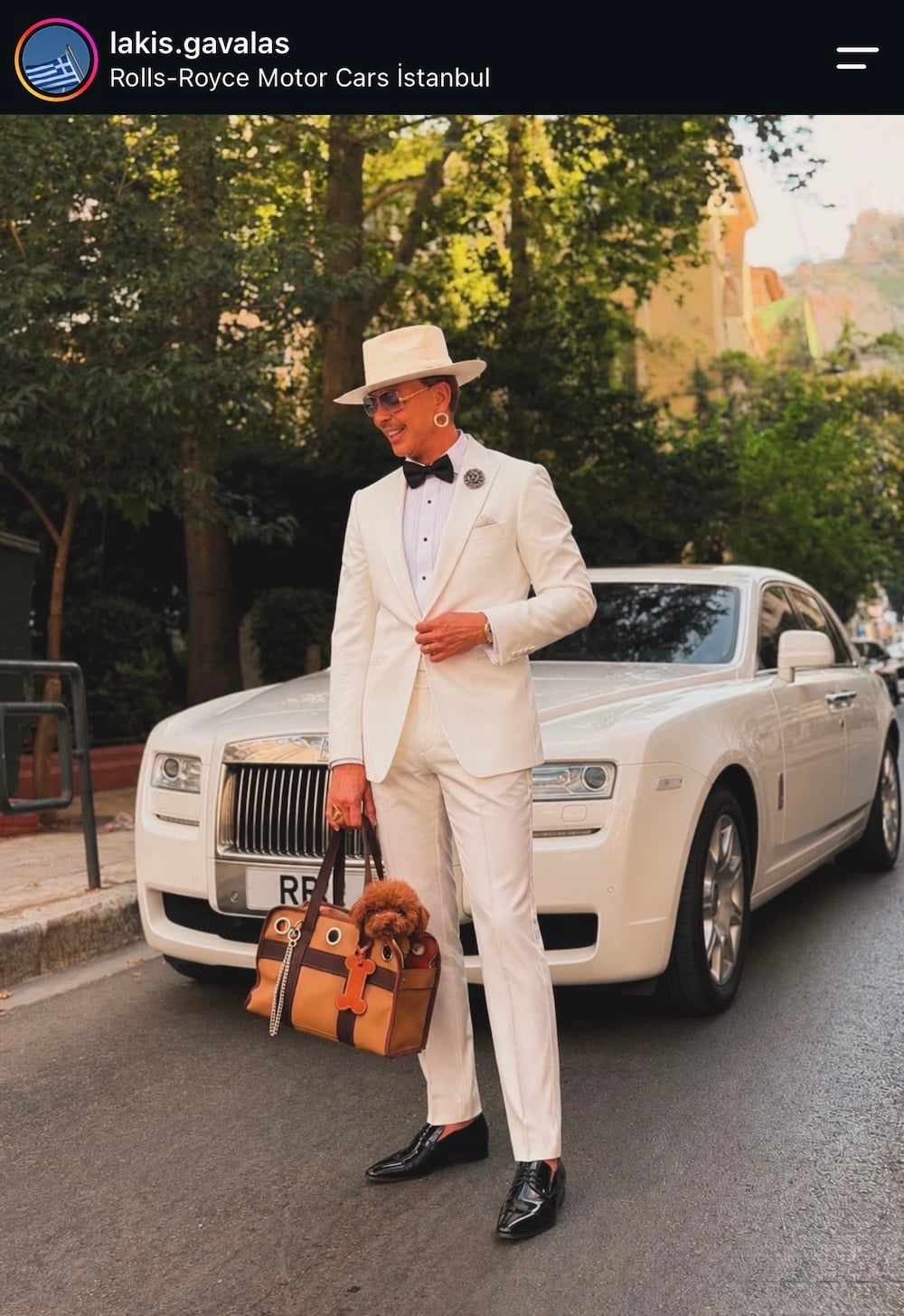 Λάκης Γαβαλάς: Το προσωπικό στιλ δίπλα σε Rolls-Royce
