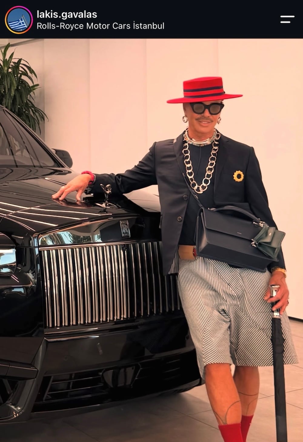 Λάκης Γαβαλάς: Το προσωπικό στιλ δίπλα σε Rolls-Royce