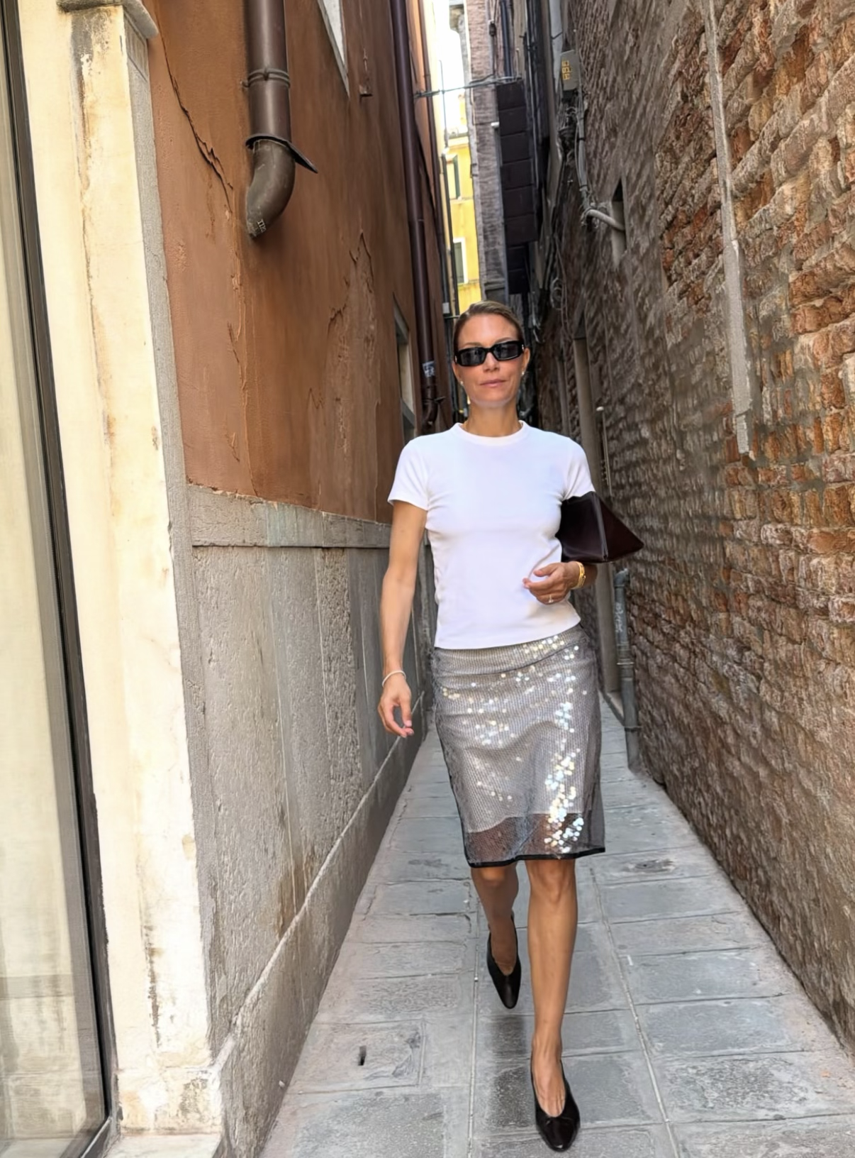 Βίκυ Καγιά: Glam-casual εμφάνιση στα σοκάκια της Βενετίας