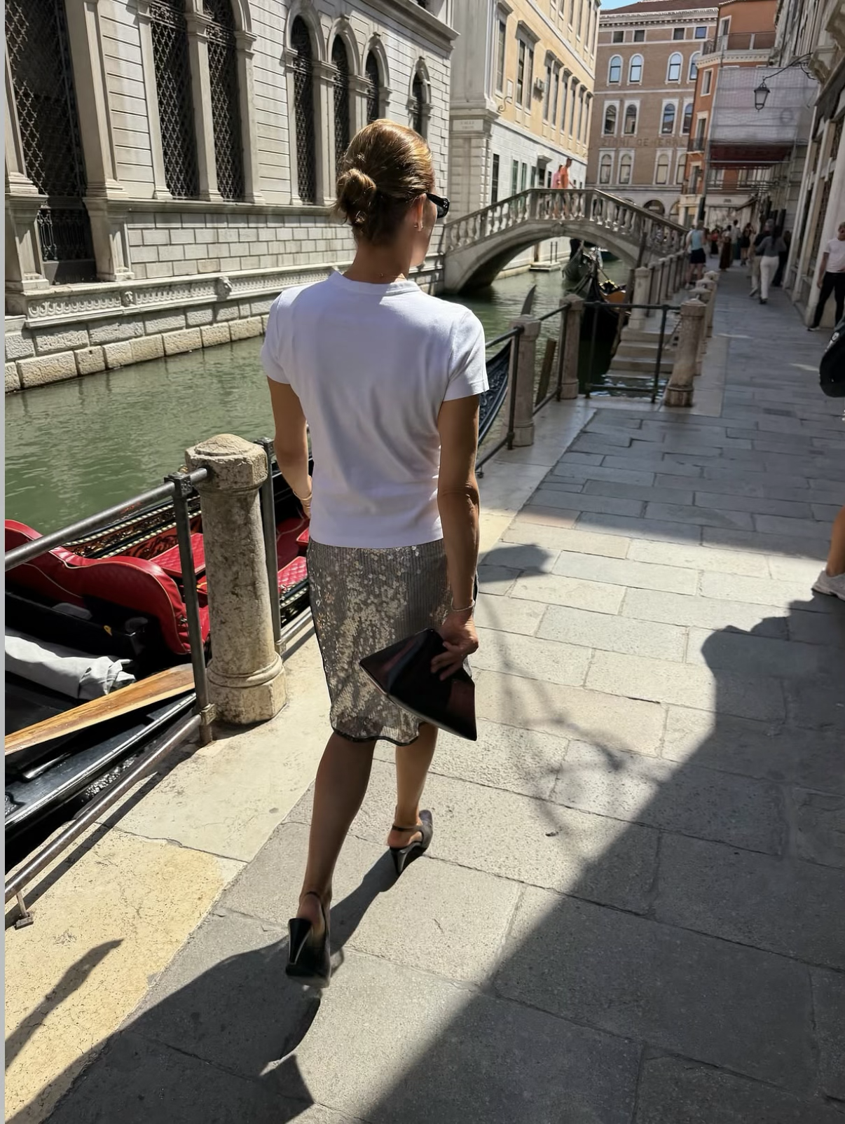 Βίκυ Καγιά: Glam-casual εμφάνιση στα σοκάκια της Βενετίας